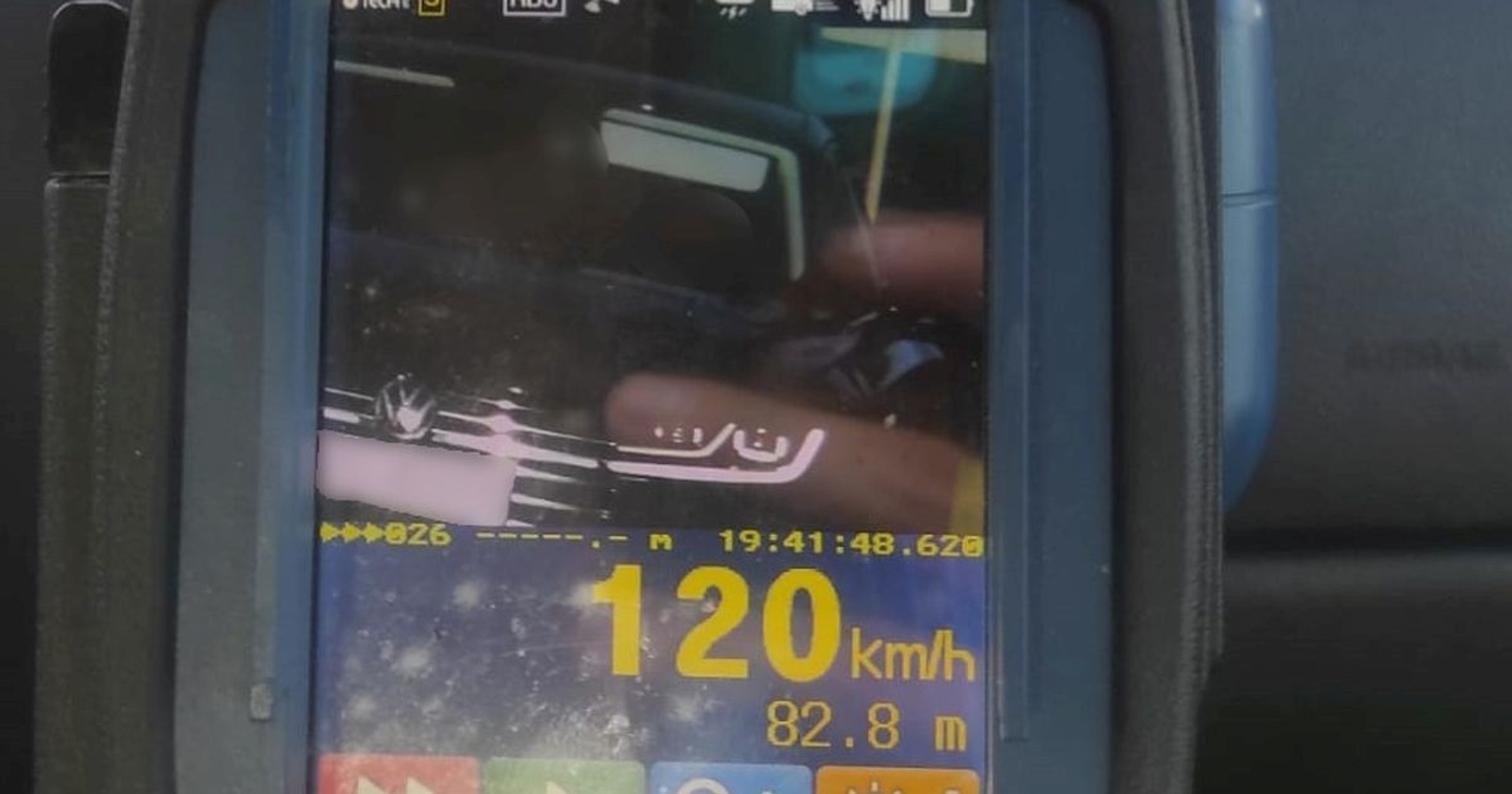 To była stanowczo zbyt szybka jazda. Skończyła się  słonym mandatem