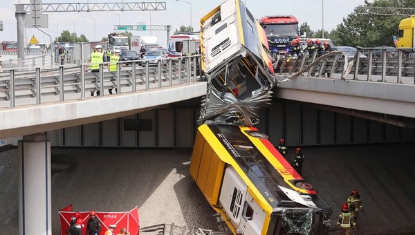 Wiadomo, kto spowodował wypadek na Woli w Warszawie. To kierowca autobusu, który spadł z mostu Grota-Roweckiego