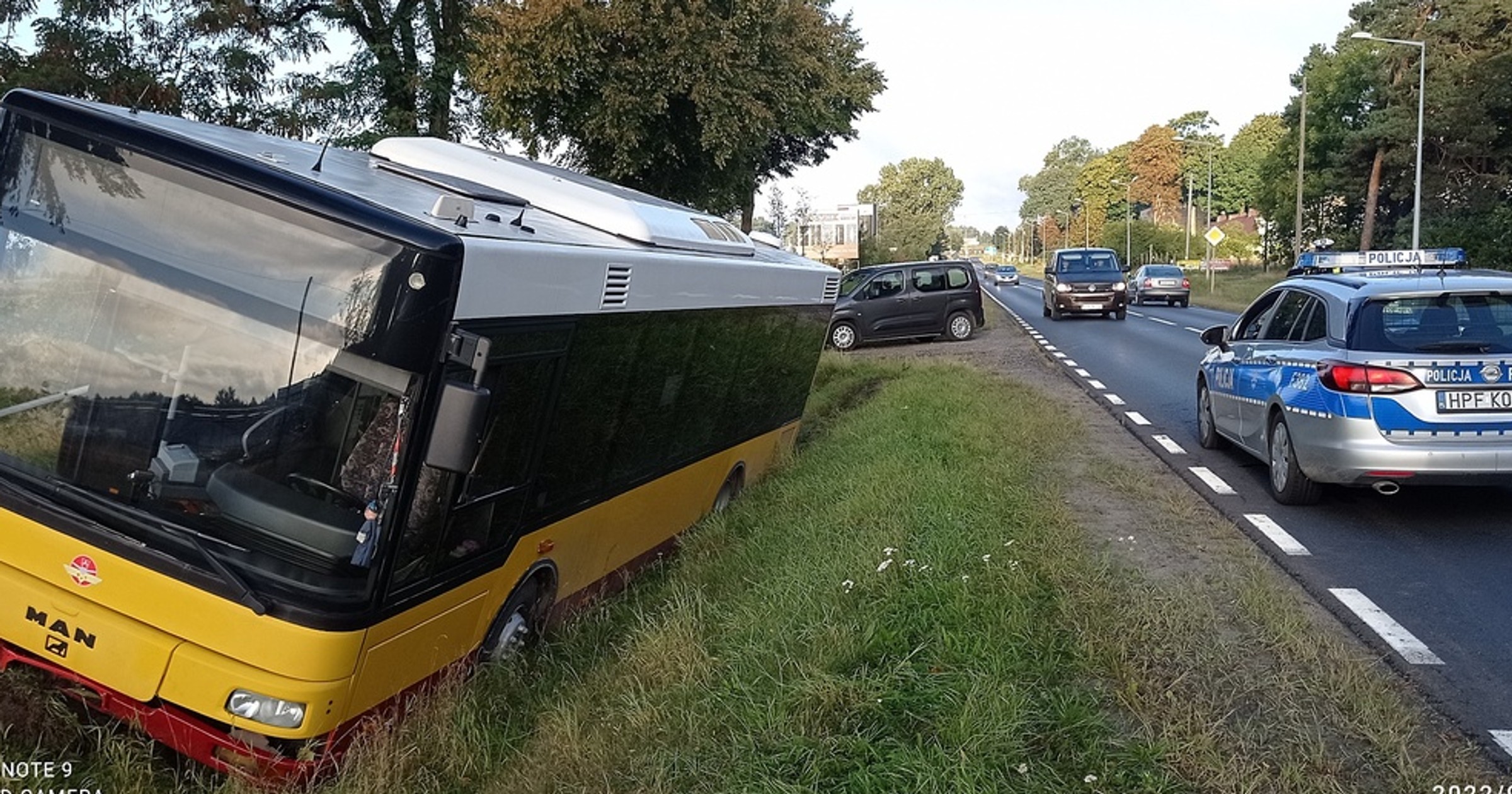 W Opocznie pijany kierowca wjechał autobusem miejskim do rowu