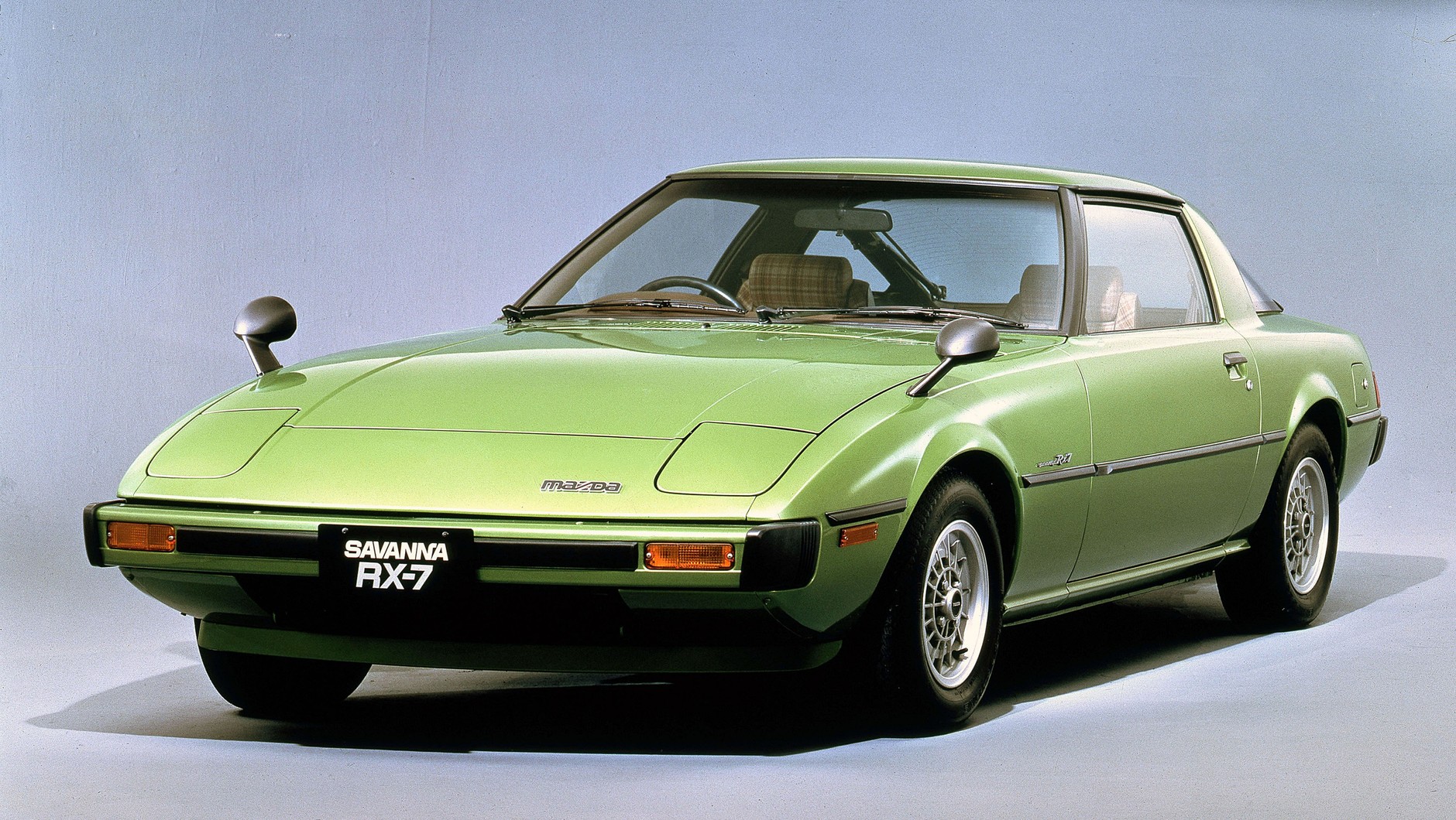 Mazda RX-7 (pierwsza generacja; 1978-1985) z wyłączonymi, czyli schowanymi reflektorami.