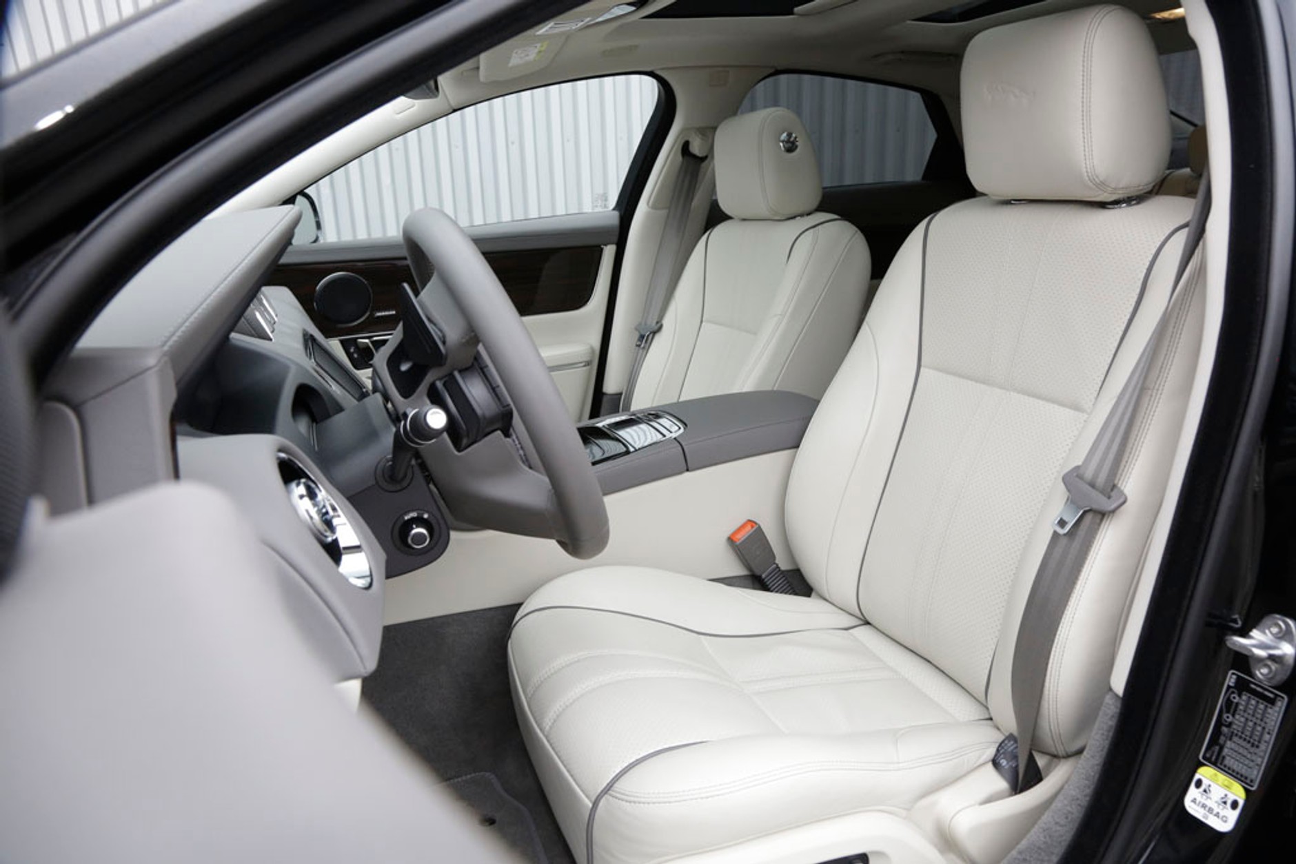 Jaguar XJ V6 - stylowo autonomiczny