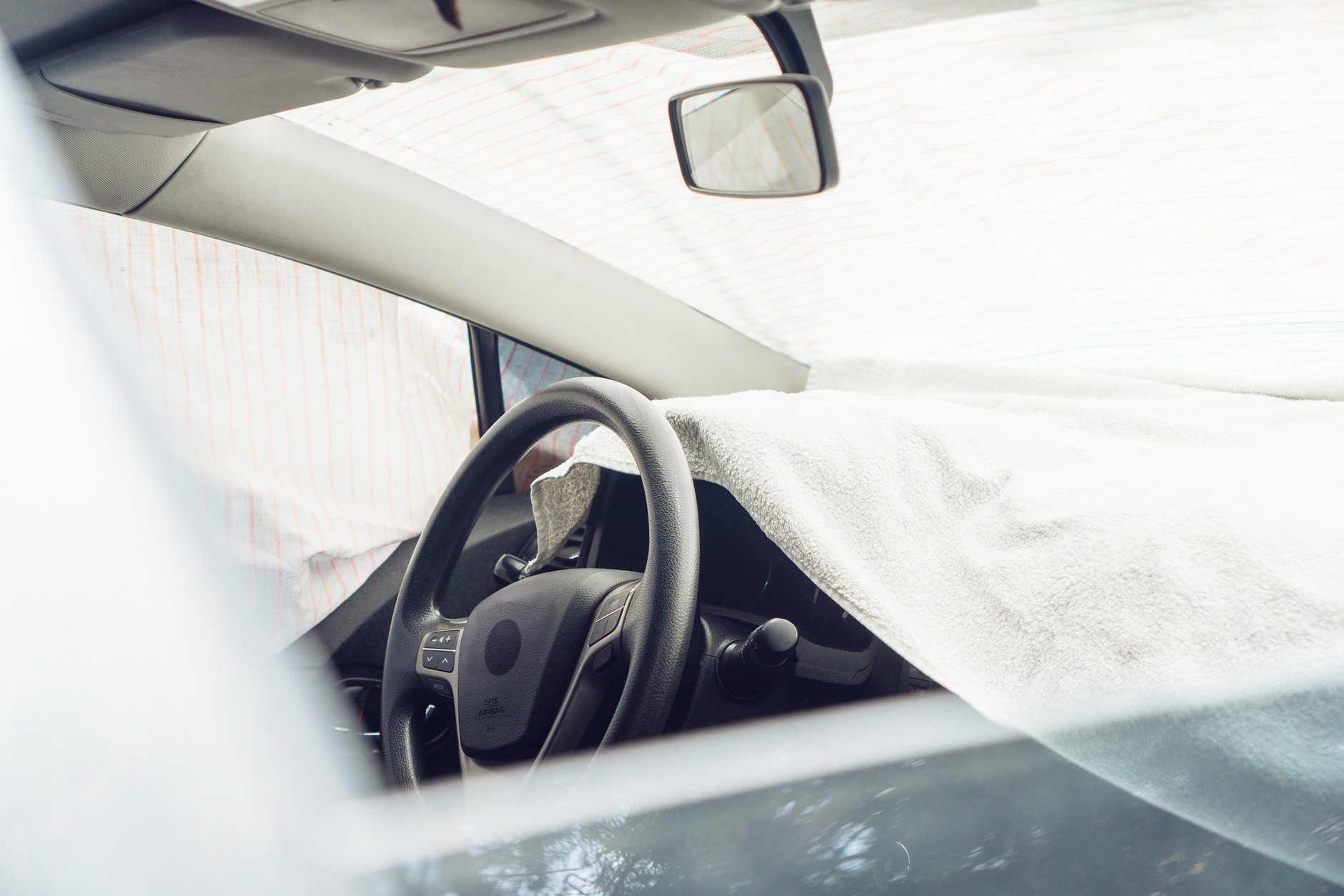 Biała tkanina na desce rozdzielczej przynajmniej sprawia, że czarna powierzchnia się nie nagrzewa