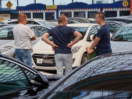 Wstydził się pokazać twarz, ale opisał wszystko. Handlarz powiedział, co robi się w komisach, gdy nikt nie patrzy