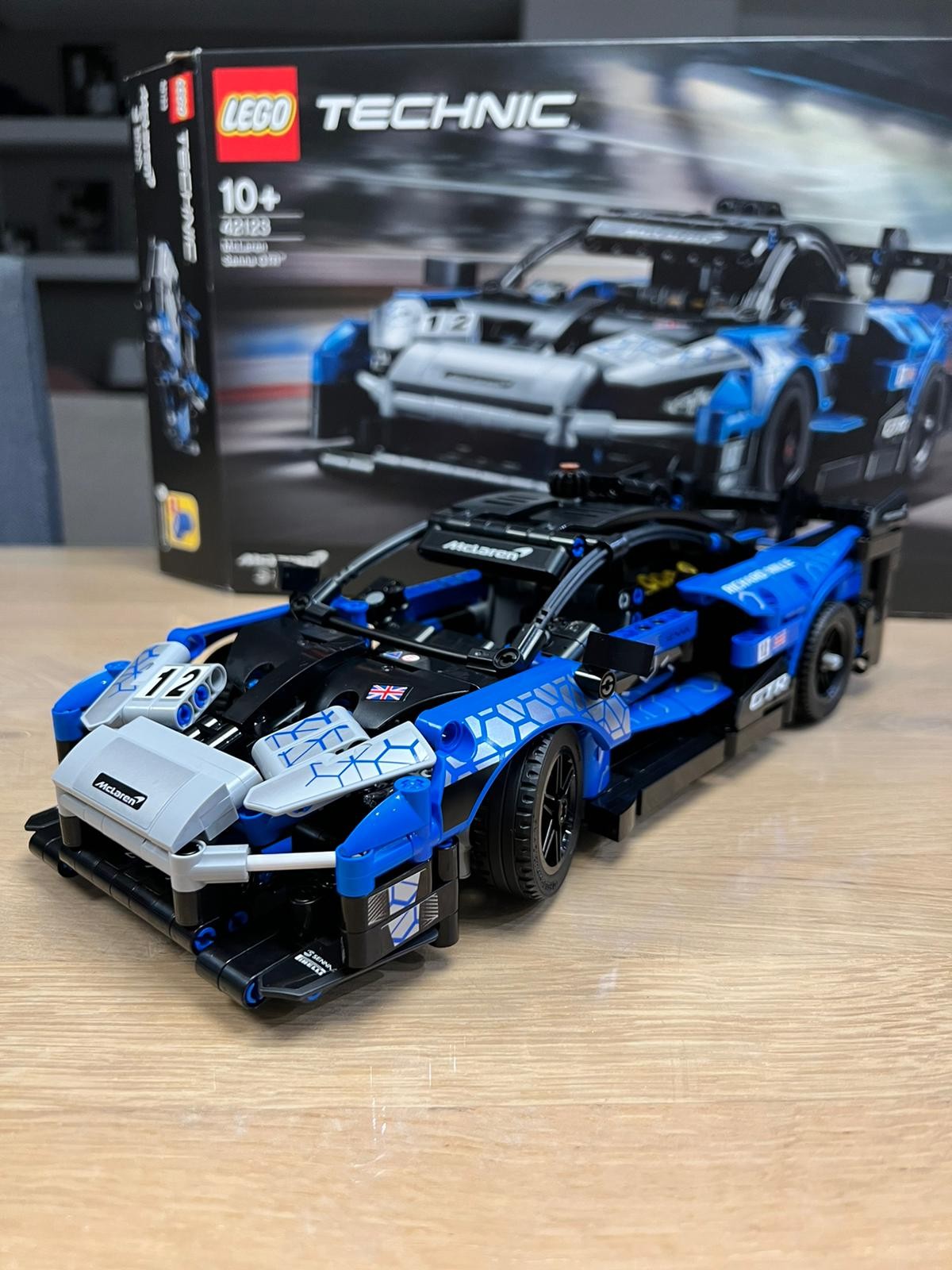 Zestaw LEGO Technic McLaren Senna GTR™ (42123)  - koła się skręcają, a drzwi można unieść ku górze, jak w prawdziwym McLarenie Senna.