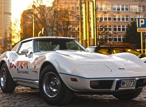 Corvette, Duży Fiat, Syrena czy chiński elektryk - najciekawsze auta do wypożyczenia na minuty