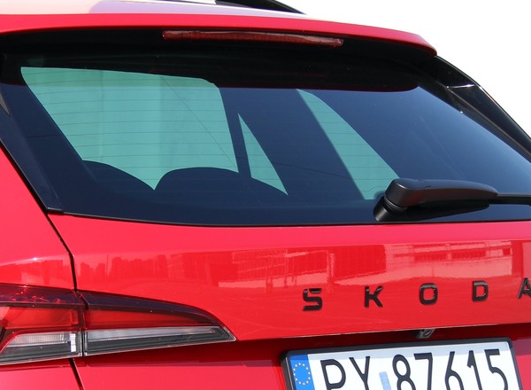 Podgrzewana tylna szyba samochodu ma drugą funkcję. Nie każdy o niej wie