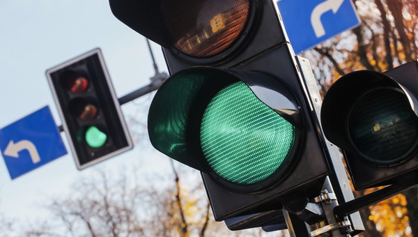 Czwarte światło na skrzyżowaniach. Komu potrzebny jest biały sygnalizator