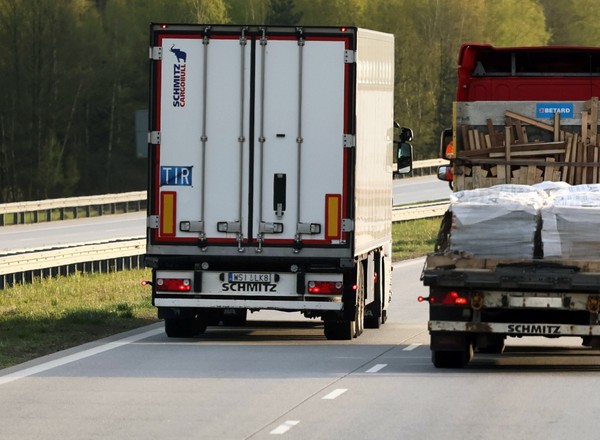 Czy podczas wyprzedzania można chwilowo przekroczyć prędkość? Przepisy są jasne