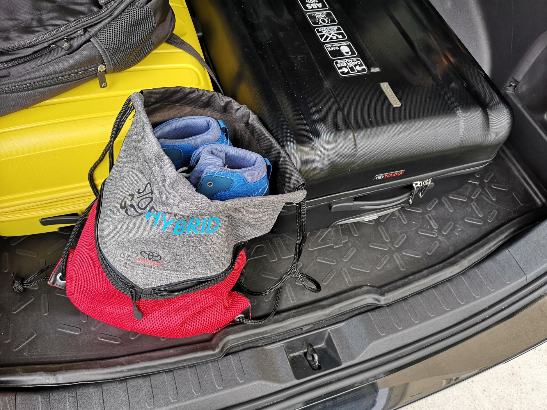 Pakowanie samochodu na wakacyjny wyjazd