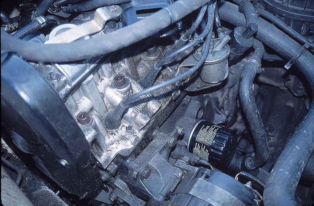 Skupiska osadów przy świecach zapłonowych sprzyjają utrzymywaniu się wilgoci i przebiciom elektrycznym.