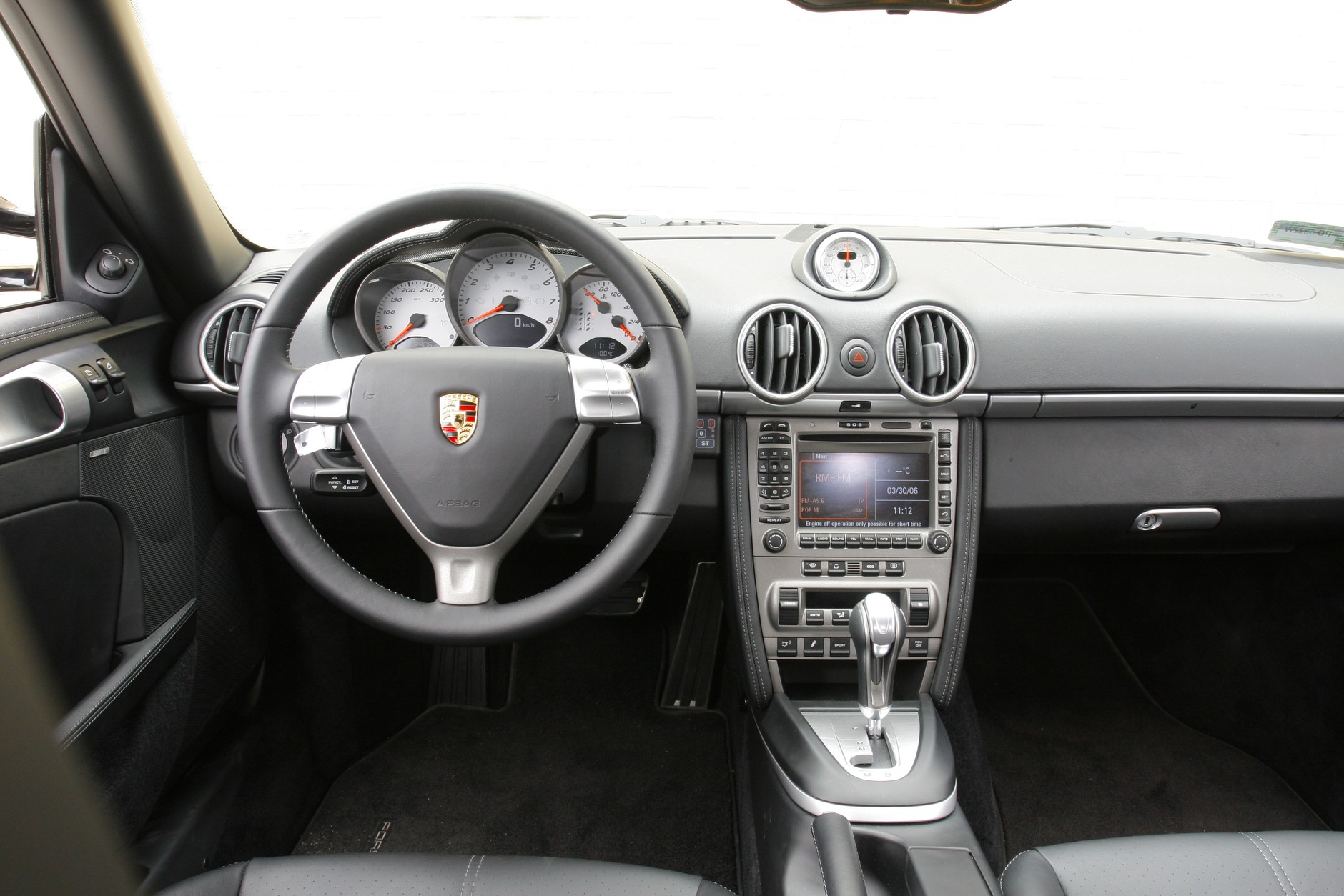 Wnętrze Caymana pierwszej generacji. Zegary są wciąż OK, ale konsola środkowa to już staroć. 