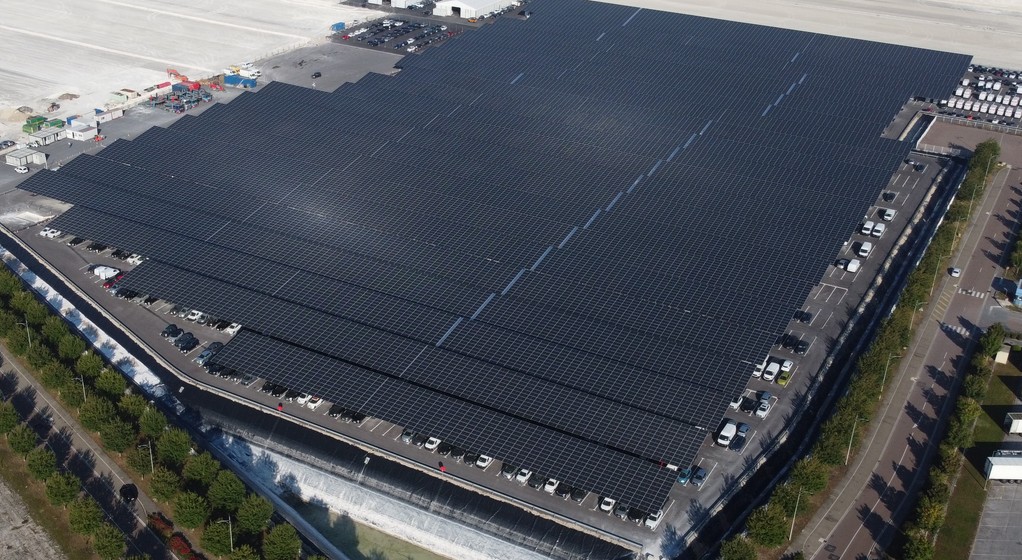 Instalacja fotowoltaiczna nad parkingiem