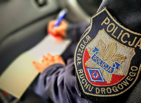 Kierowca był pijany, jego pasażerka również. A w aucie?  48 pustych puszek po piwie