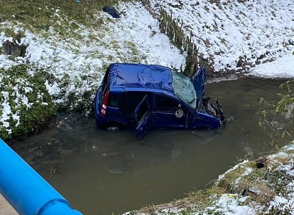 Śmiertelne dachowanie w rzece Macocha. Fiat Panda przebił barierę [Zdjęcia]