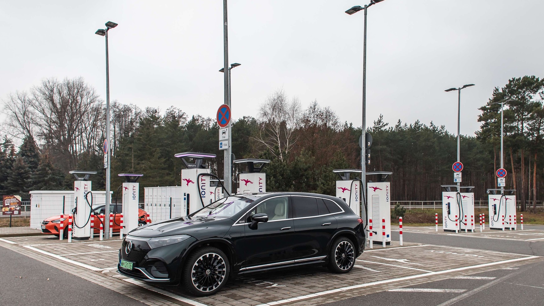 Elektrykiem do Szwajcarii – wielostanowiskowa stacja ładowania Monity