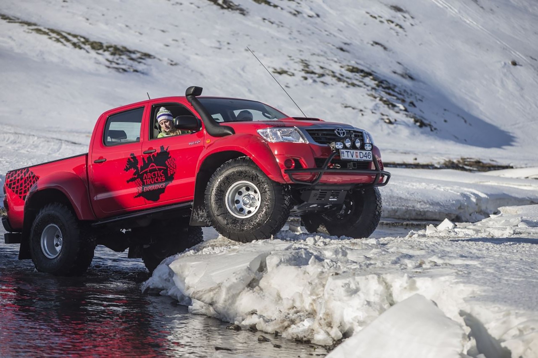 Terenowe Toyoty z logo Arctic Trucks