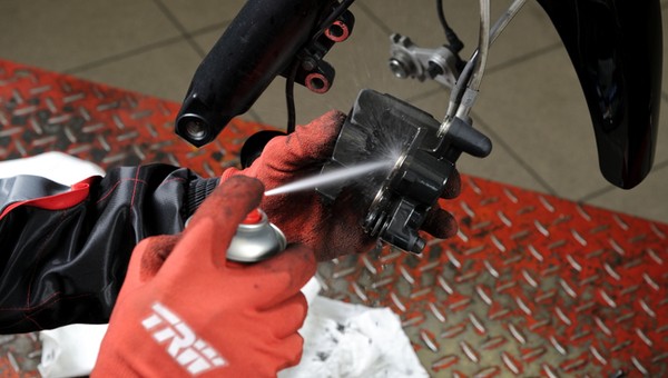 Czyszczenie zacisków hamulcowych specjalnym płynem