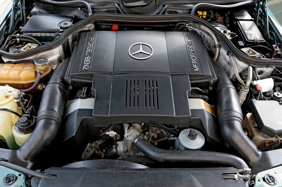 Silnik V8 z modelu R129 szczelnie wypełnia  przestrzeń pod maską