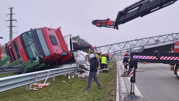 Drogę S7 w kierunku Radomia zablokowała przewrócona ciężarówka
