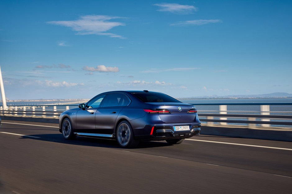 BMW i7 M70