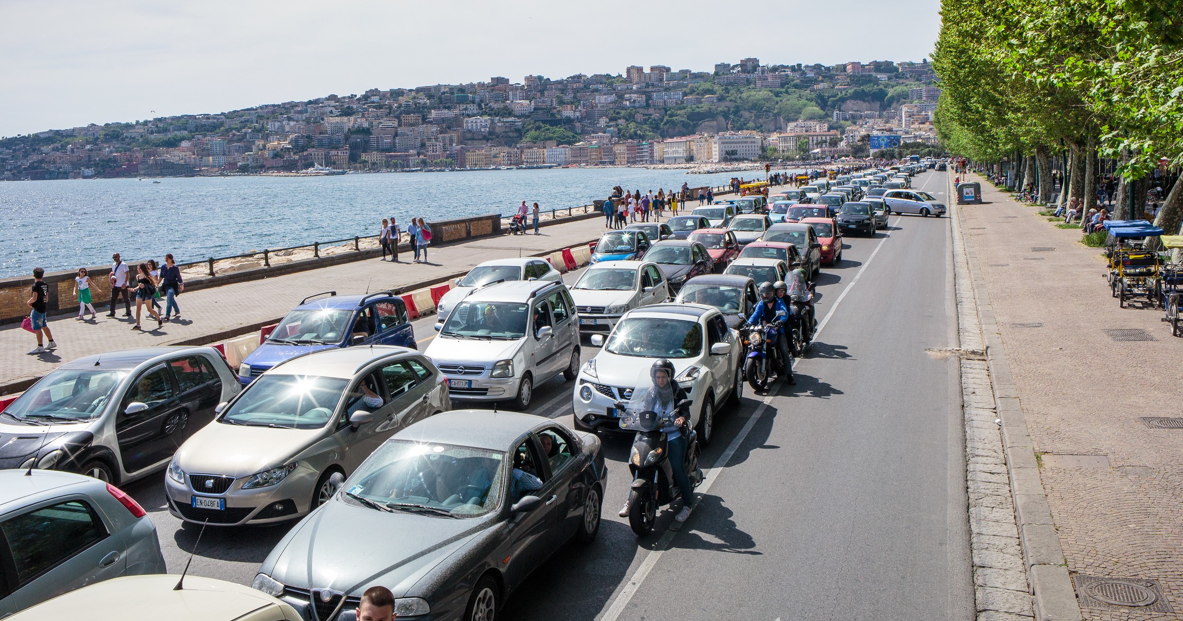 Tysiące aut i jednośladów w Neapolu i okolicach ma polskie tablice rejestracyjne