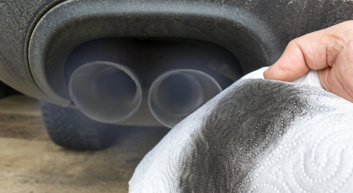 Taki kolor spalin to sygnał o problemach z autem. Od razu jedź do mechanika