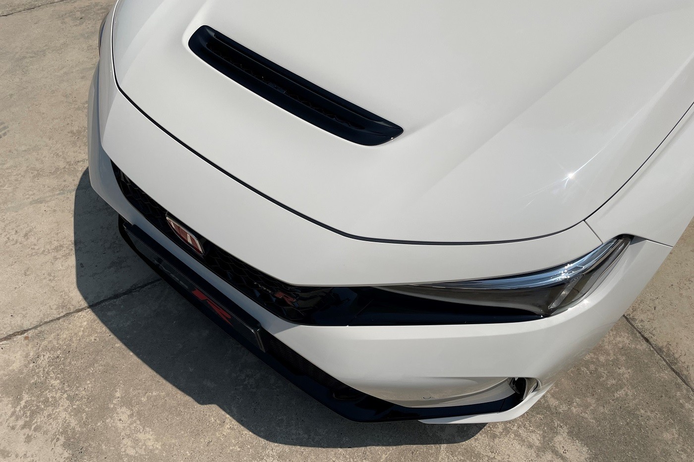 Wylot powietrza w pokrywie silnika nie pełni funkcji dekoracyjnej