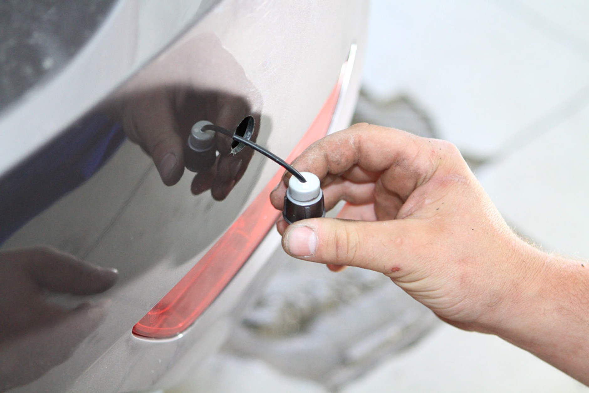 Radzimy, jak samodzielnie zamontować czujniki cofania