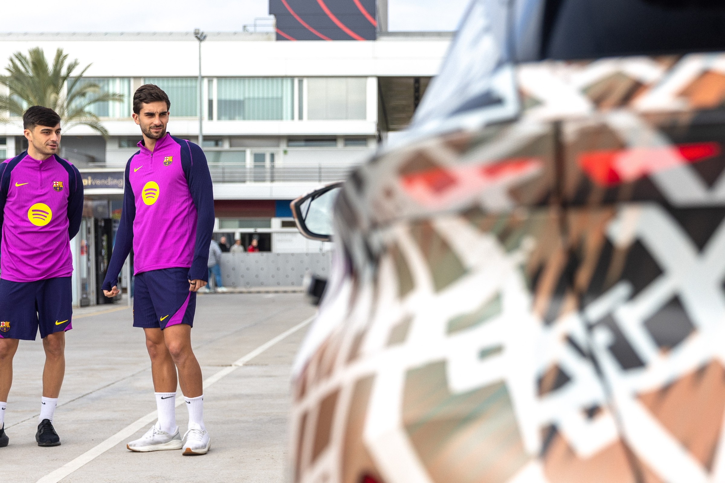 Piłkarze FC Barcelony w zamaskowanej Cuprze. Co to za model?