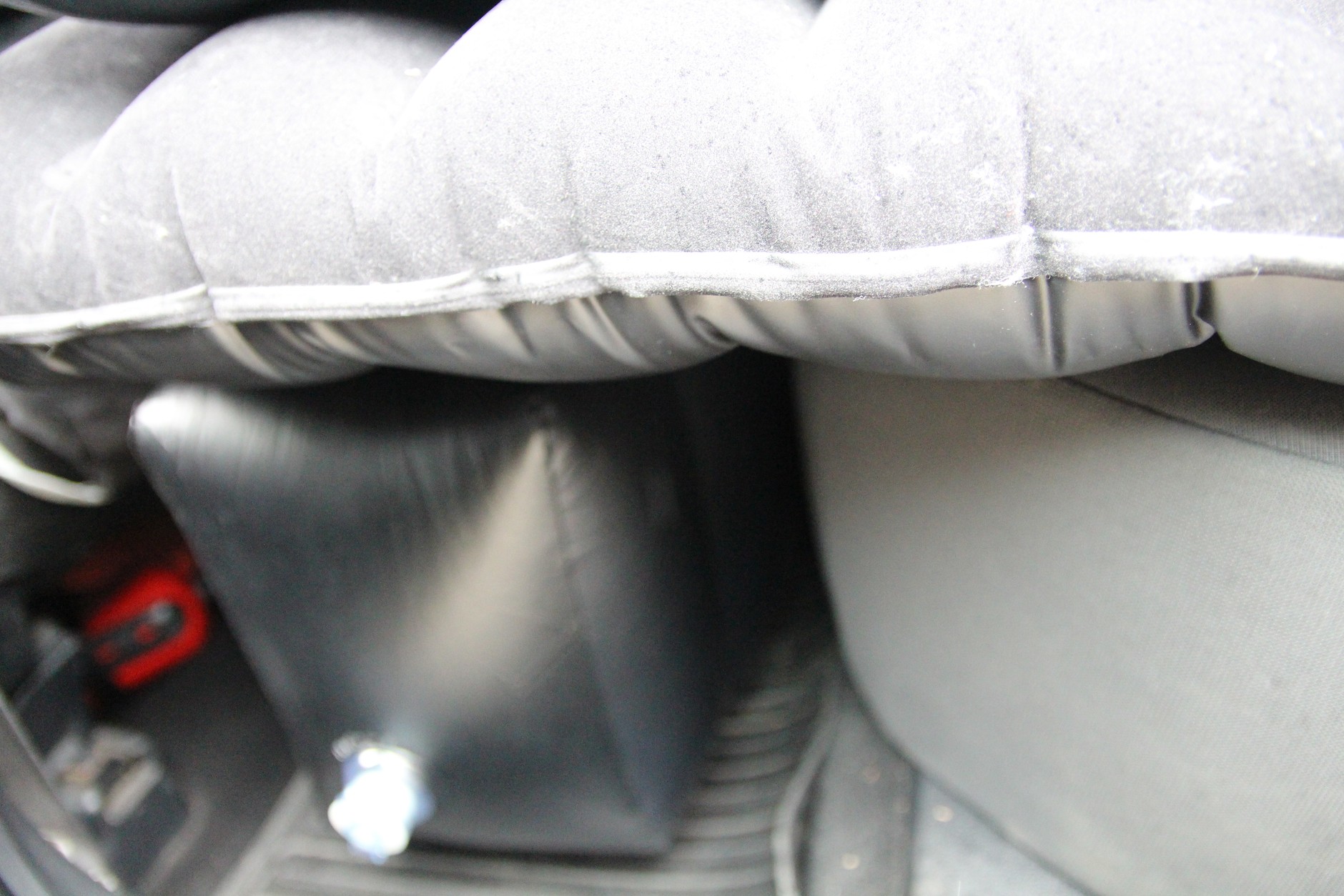 Spuszczając lub uzupełniając powietrze w poduszce pod kanapą można wypoziomować materac.