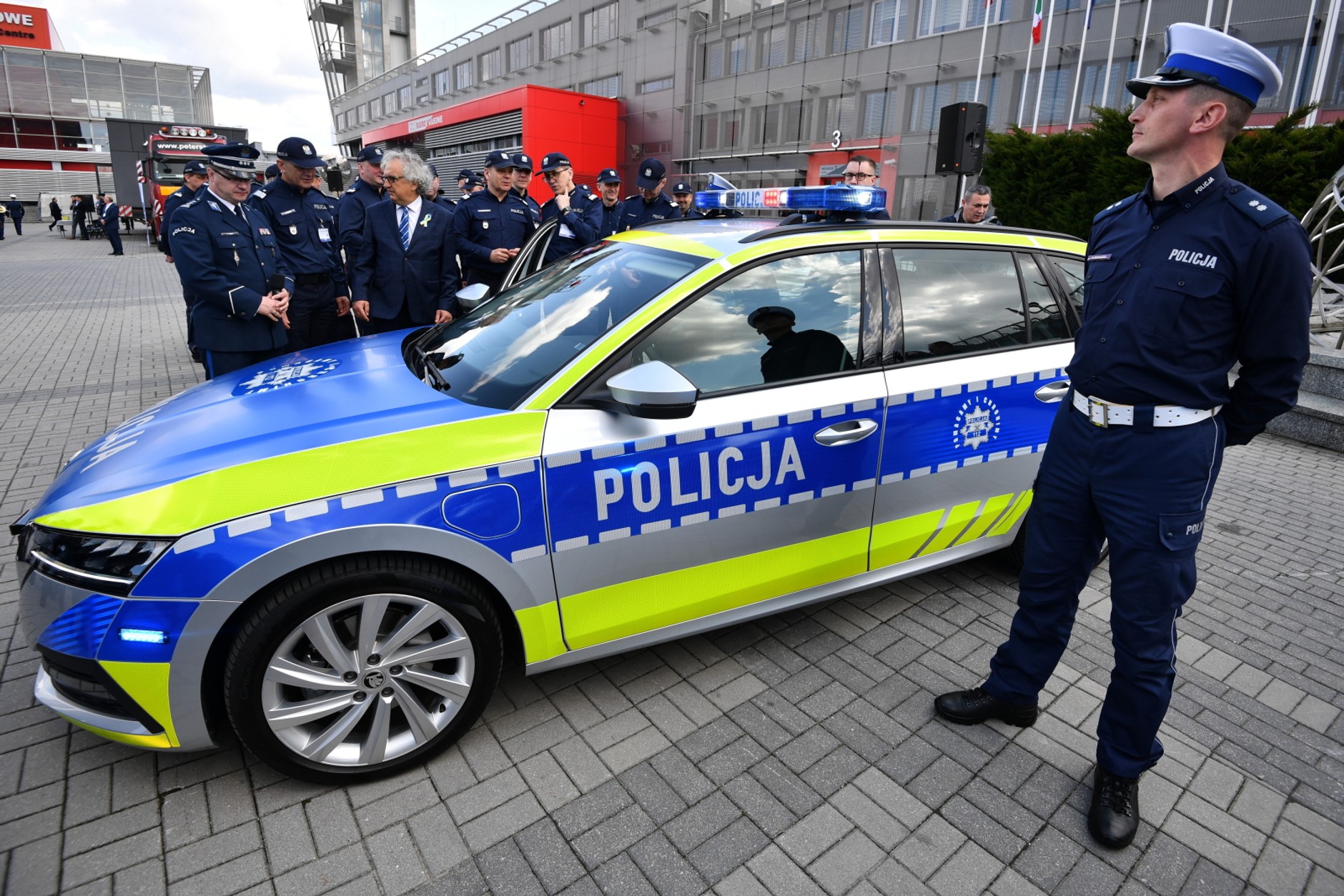Nowe radiowozy i motocykle polskiej policji