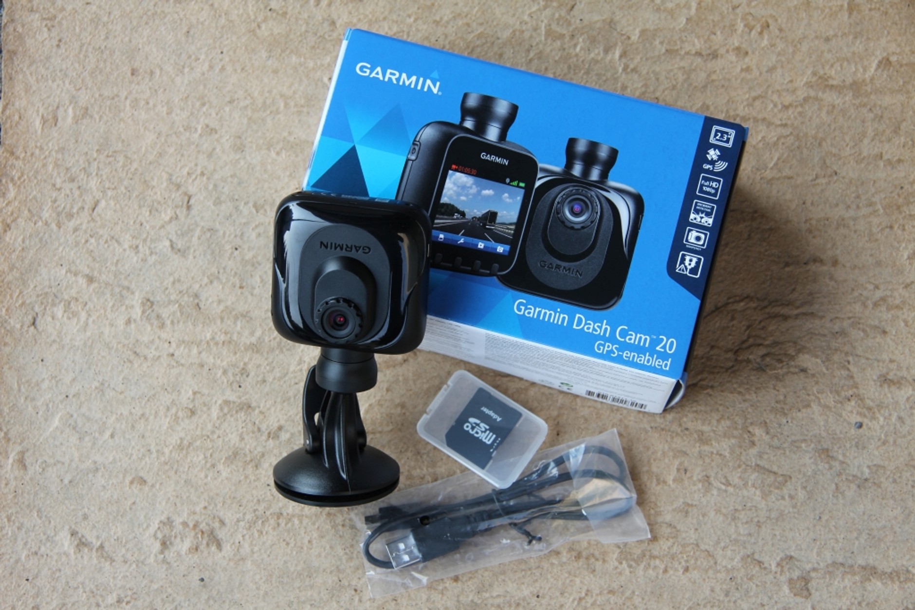 W komplecie z kamerą jest także karta microSDHC 4 GB z adapterem i przewód USB