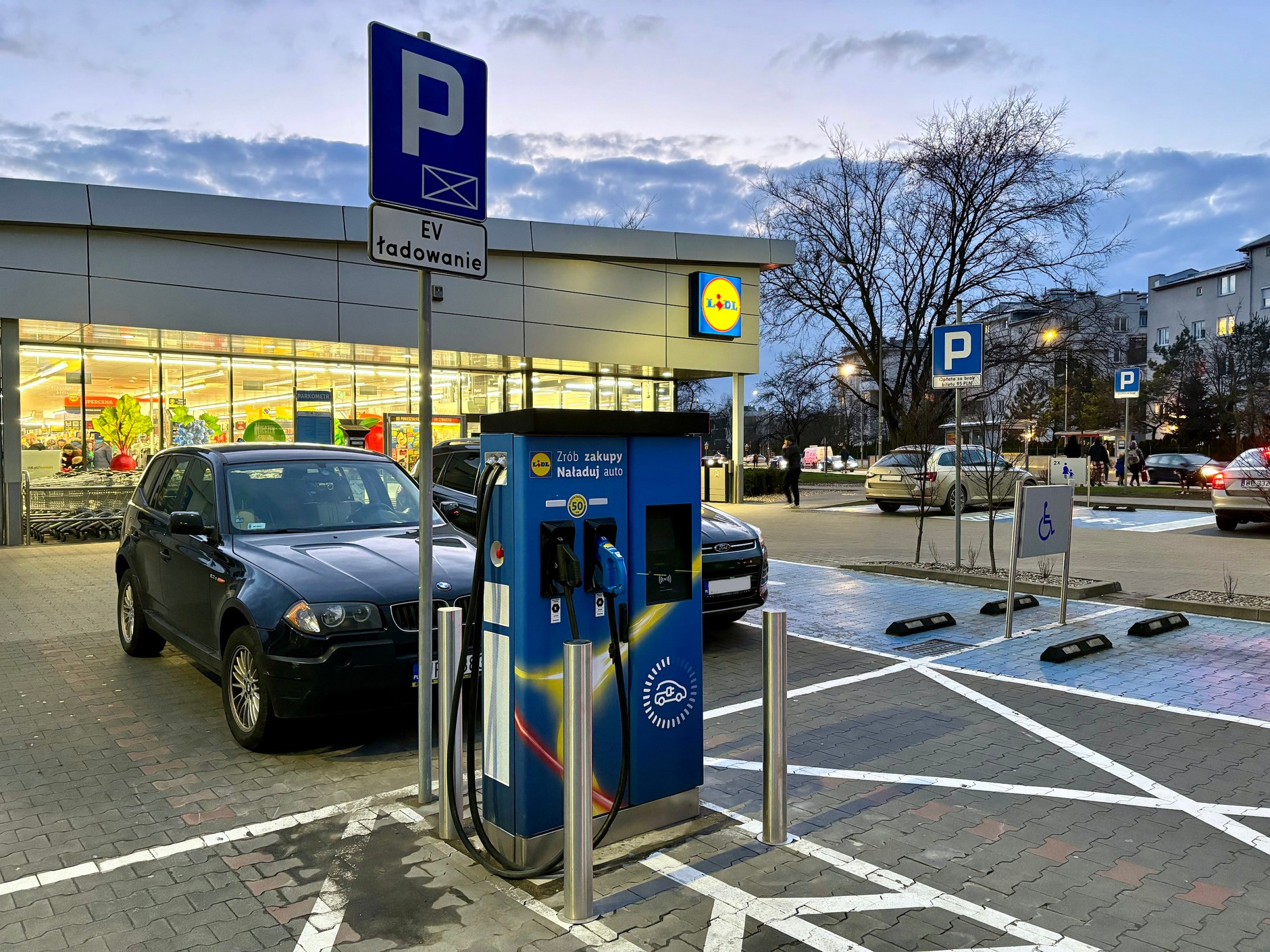 Nowa ładowarka pod Lidlem