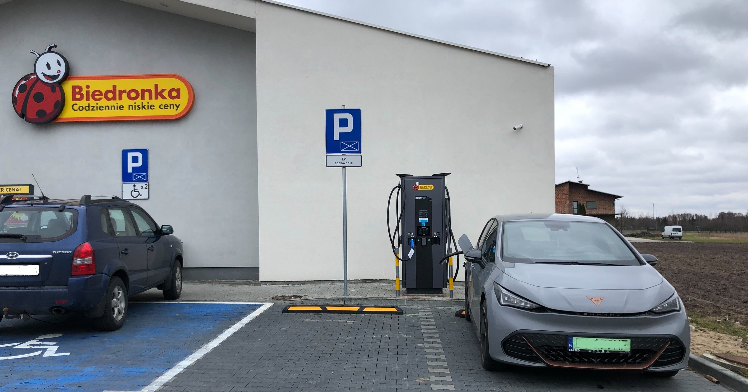 Stacja ładowania aut elektrycznych pod Biedronką