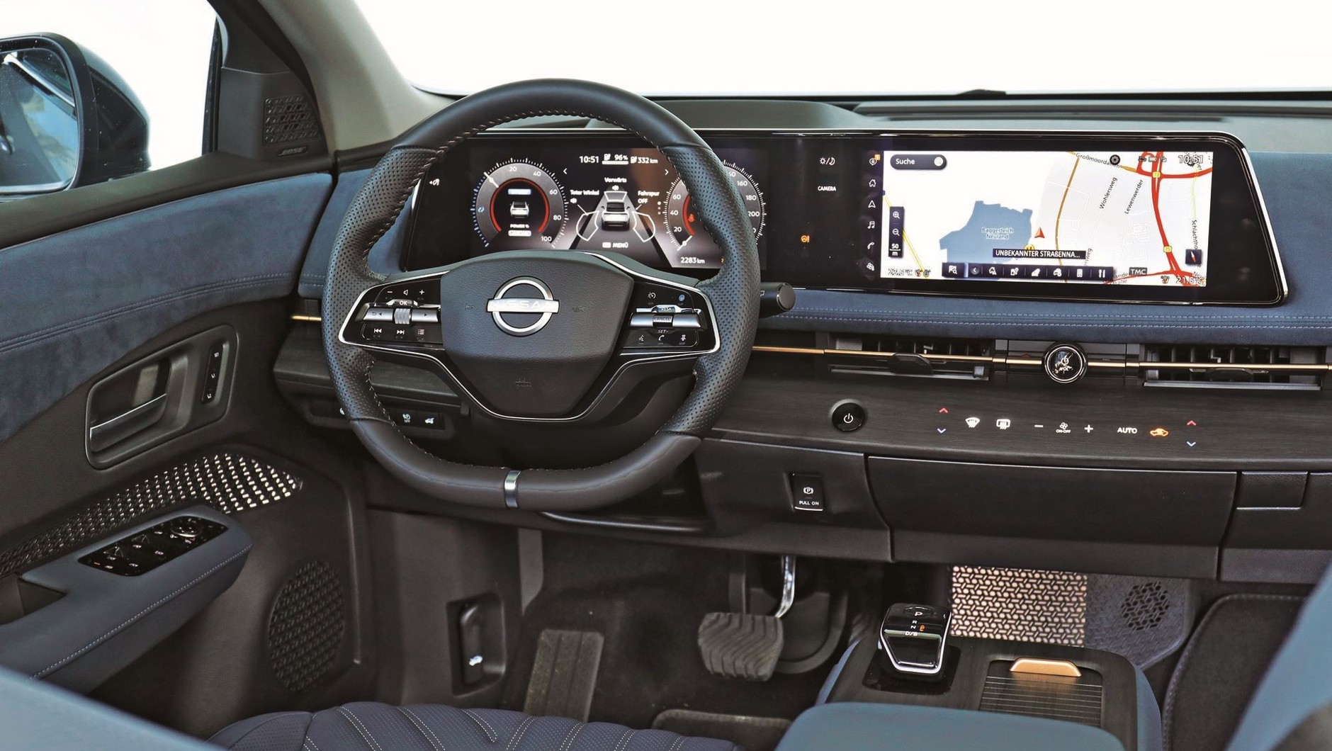 Nissan Ariya (I, 2022) - kokpit robi znakomite wrażenie, nawet dotykowe przyciski, dzięki haptycznej informacji zwrotnej, okazują się w miarę ergonomiczne.