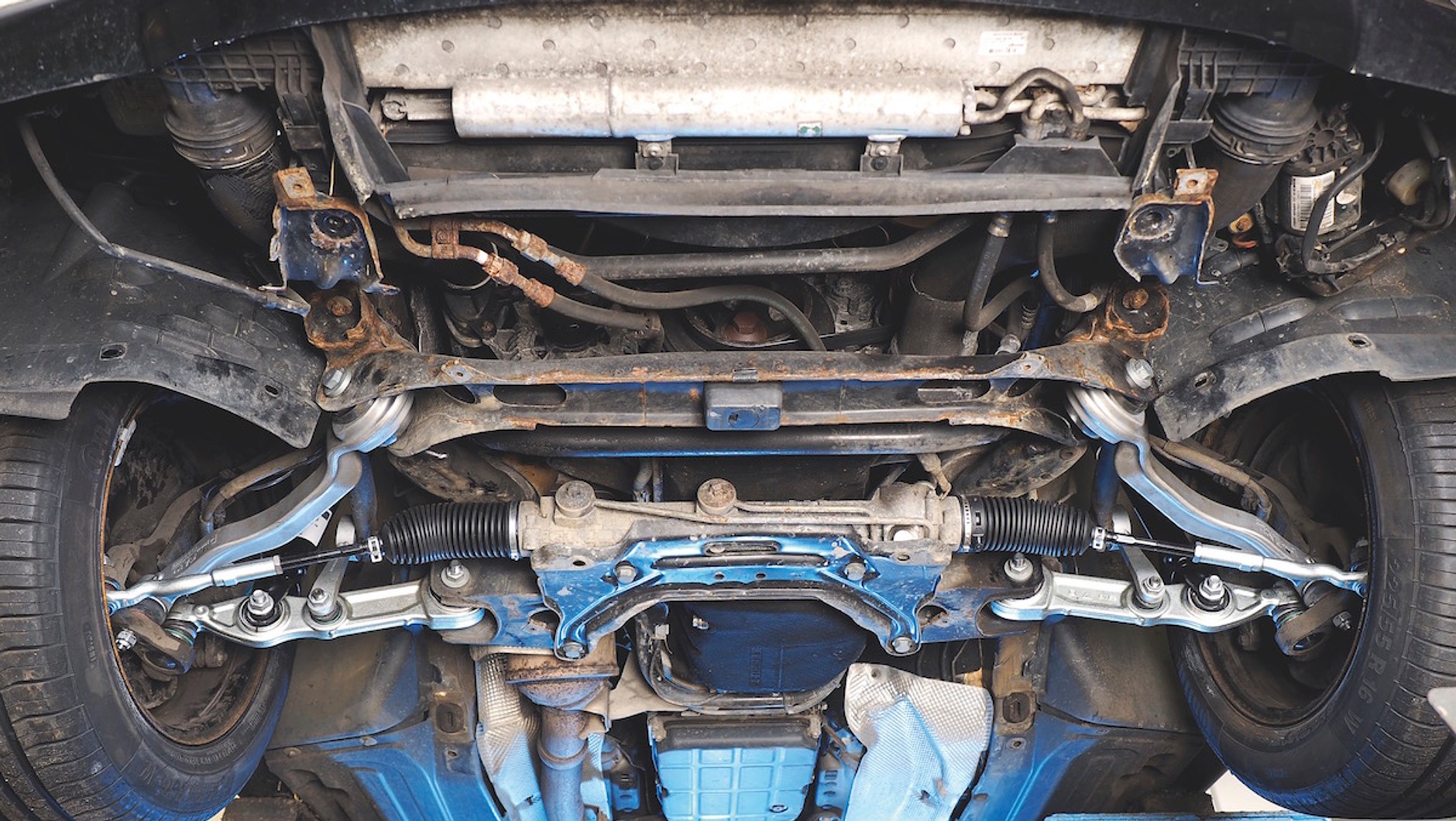 Łatwiej dokręcać, gdy auto "wisi"