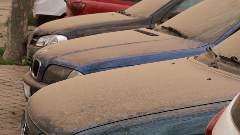 Pył saharyjski na samochodach