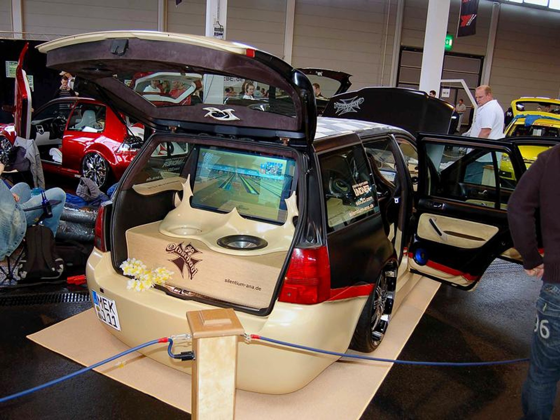 Tuning World Bodensee 2008: Golfy, drifting i dziewczyny -  fotogaleria (2)