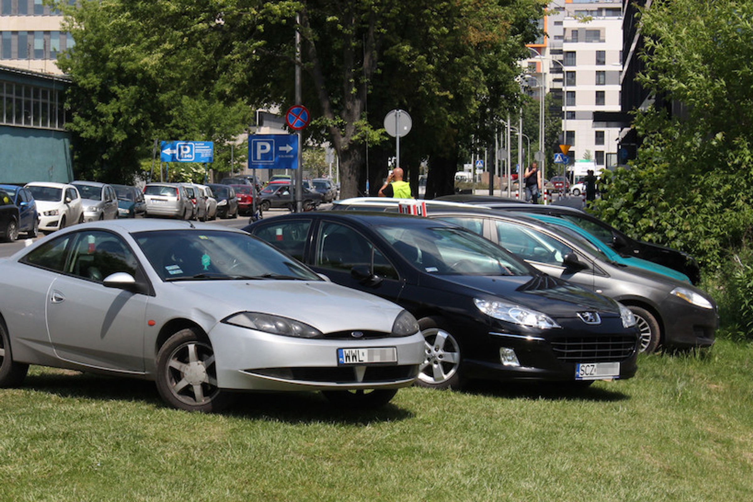 Nie tylko mandat, ale też pożar. Parkowanie na trawie w upał może doprowadzić do spalenia pojazdu