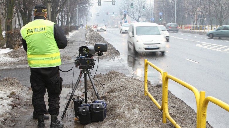 Straże gminne i miejskie utraciły prawo do korzystania z urządzeń do pomiaru prędkości w styczniu 2016 roku