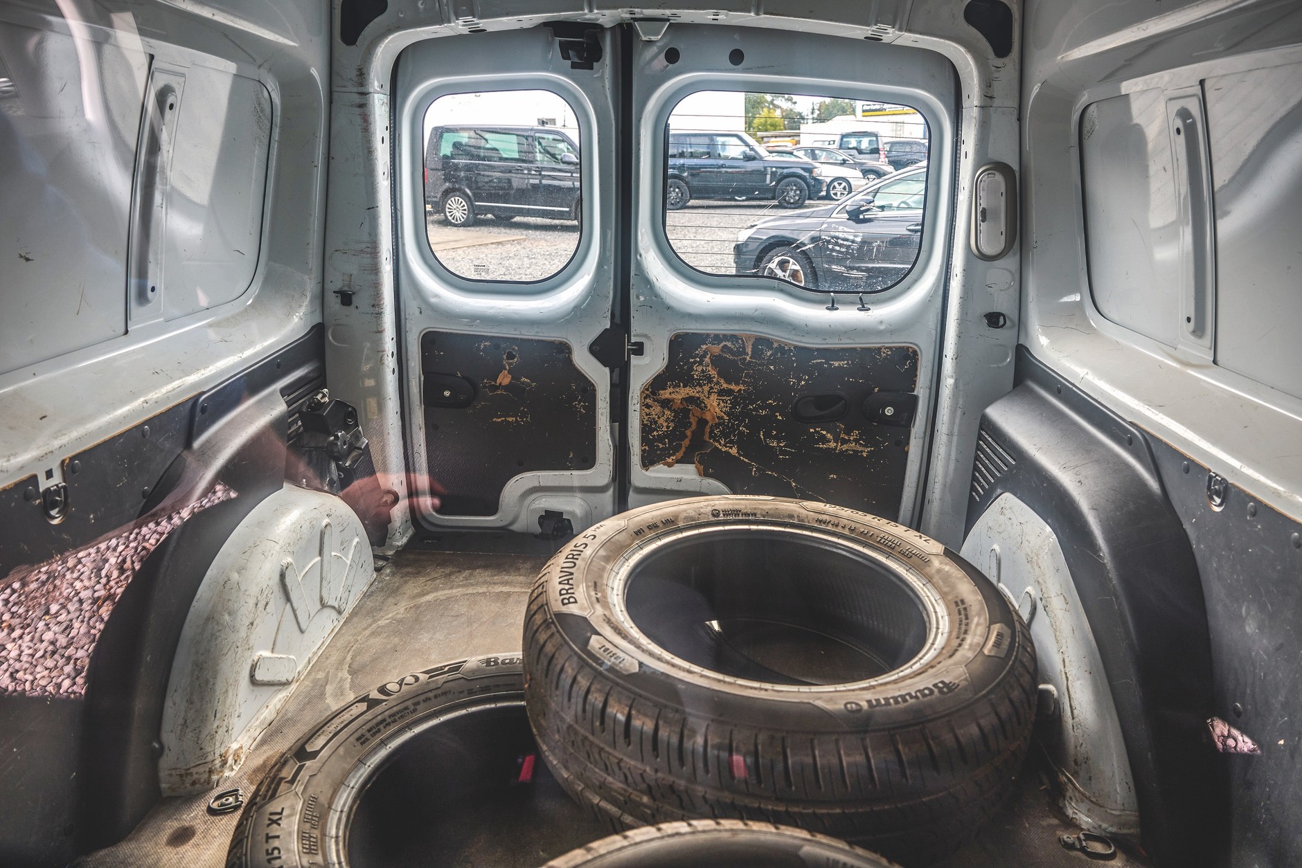 Renault Kangoo Z.E. ma niezbyt pojemną baterię, za to olbrzymie wnętrze.