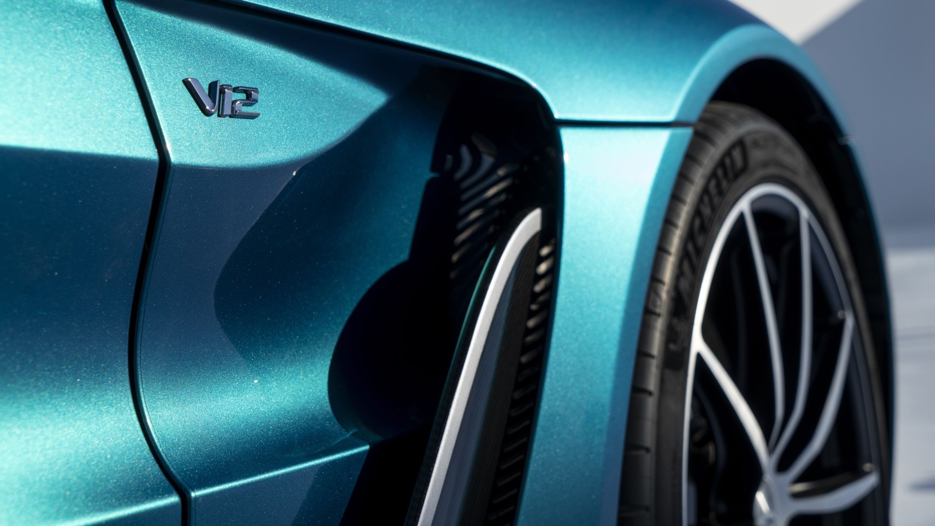 Aston Martin V12 Vantage Roadster