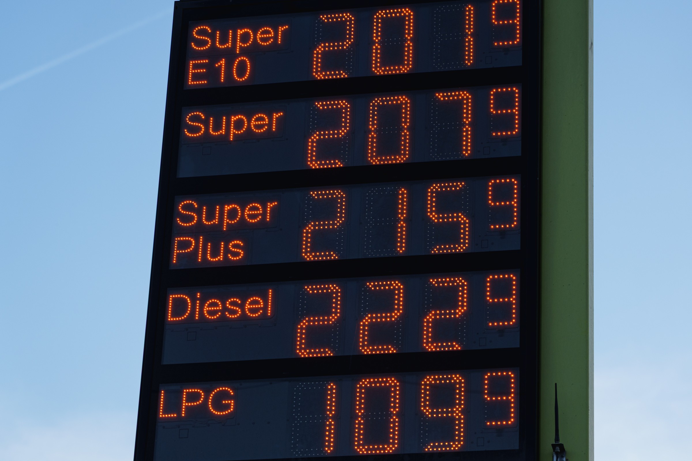 Niemieckie stacje obchodzą nowe przepisy. Stosują "efekt rannego ptaszka"
