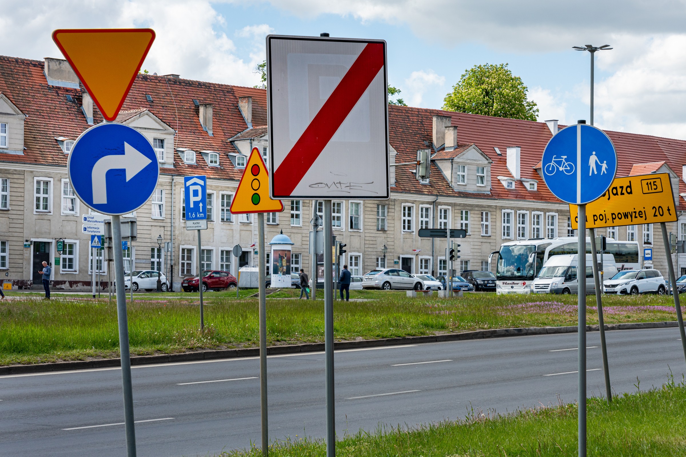 Raport o polskich drogach: wysokie mandaty, za dużo znaków, pomiary nie tam gdzie trzeba