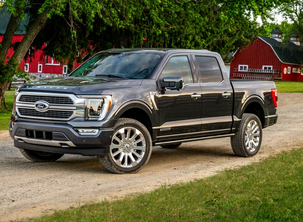 Fordy F-150 i Transity zniszczone w wypadku kolejowym