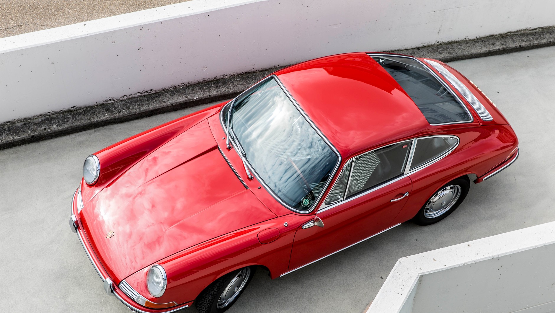 Porsche wyprodukowało 82 sztuki modelu 901, zanim zmieniło nazwę auta na 911. Na zdjęciu samochód nr 57.