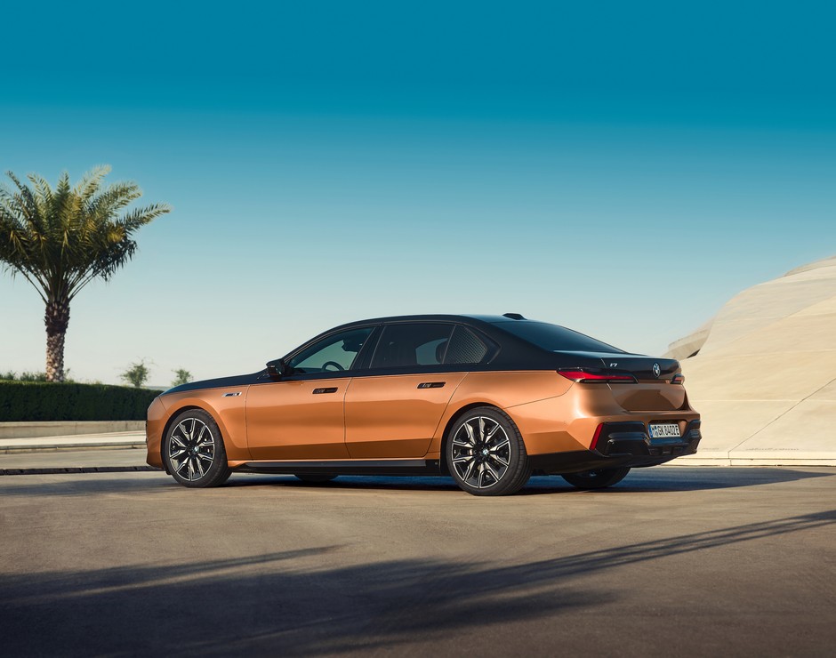 BMW i7 M70
