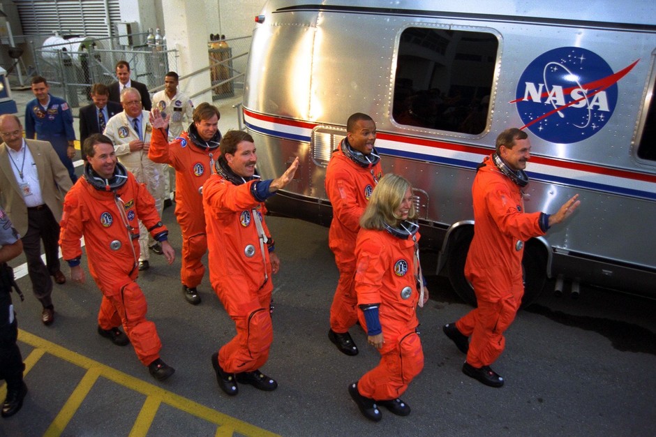 Załoga wahadłowca Discovery z misji STS-85 wsiada do Astrovana tuż przed startem