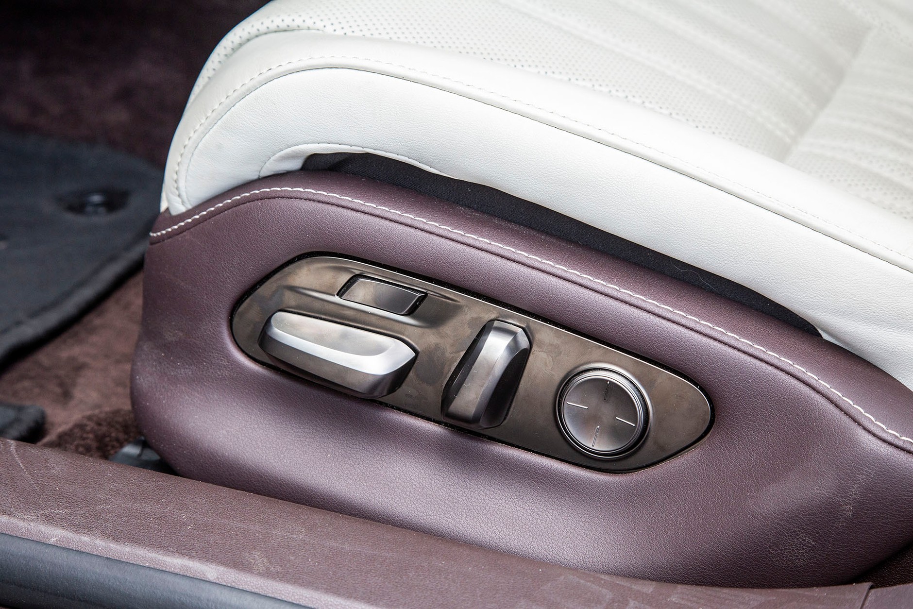 Lexus LS500h - jeździć czy być wożonym?