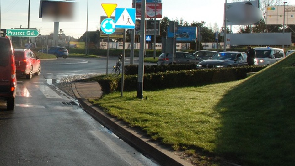 Obraz pochodzący z serwisu https://pruszczgdanski.policja.gov.pl/m10/informacje/wiadomosci/131937,Policjanci-pracowali-na-miejscu-wypadku-z-udzialem-rowerzysty.html